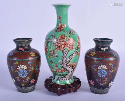 A 19TH CENTURY CHINESE FAMILLE VERTE PORCELAIN VASE Guangxu,...