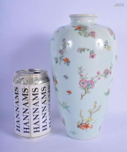 AN EARLY 20TH CENTURY CHINESE FAMILLE ROSE PORCELAIN VASE Gu...