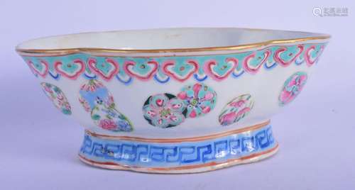 AN EARLY 20TH CENTURY CHINESE PORCELAIN QUATREFOIL BOWL Late...