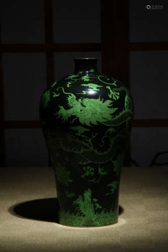 清 烏金釉綠彩龍紋梅瓶