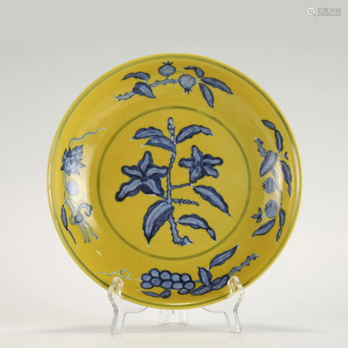 MING CHENGHUA BLUE AND WHITE YELLOW GLAZED PLATE