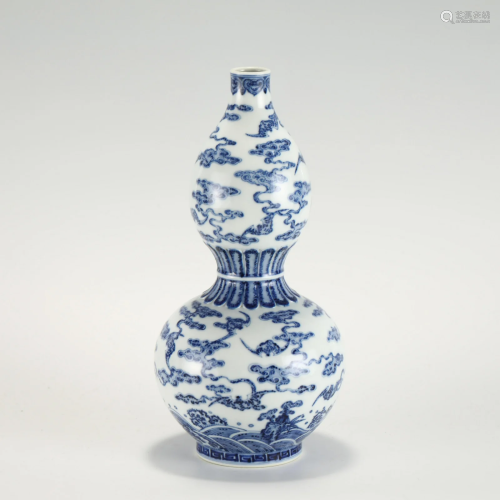 QING QIANLONG BLUE AND WHITE GOURD VASE