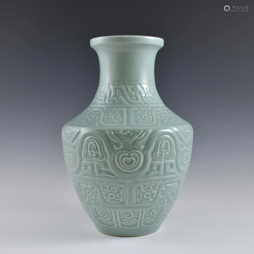 Qing Douqing glaze sgrafitto zun vase