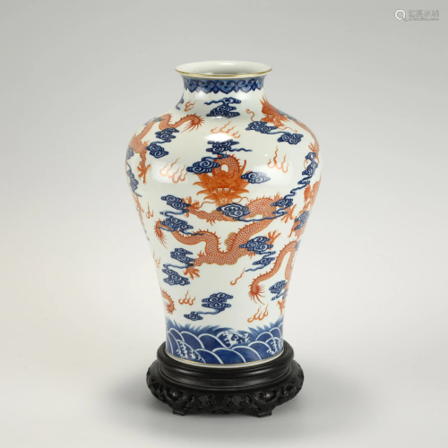 QING QIANLONG BLUE AND WHITE ALUM RED DRAGON VASE ON