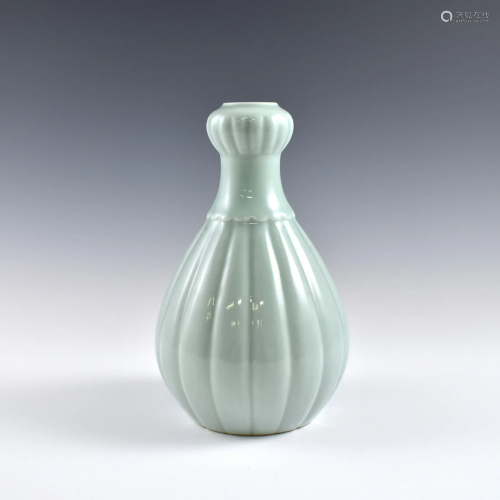 Yongzheng Douqing glazed ribbed garlic vase