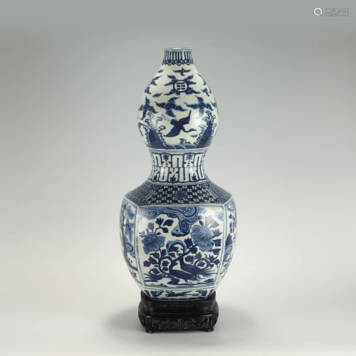MING BLUE AND WHITE GOURD BOTTLE