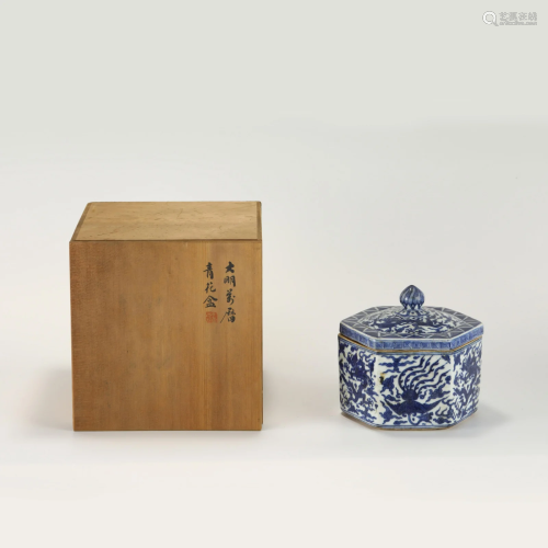 MING WANLI BLUE AND WHITE LIDDED BOX IN BOX