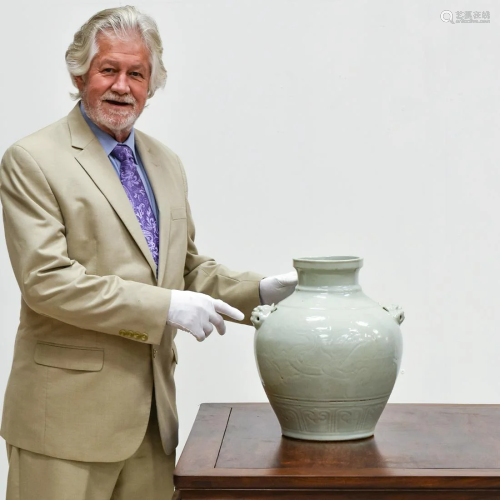 YUAN DOUQING AMPHORA JAR