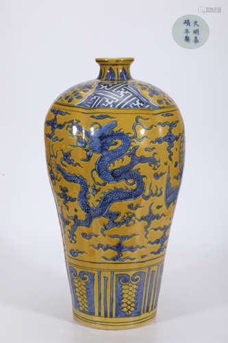 Blue and White Yellow Ground Lobe Vase