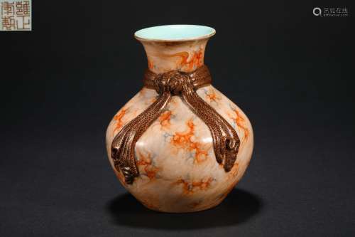Qing Dynasty gold bow tie bottle
