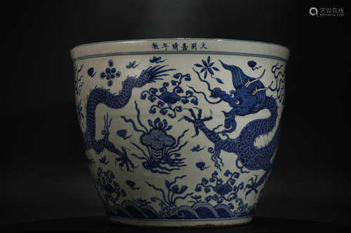 Ming Dynasty Jiajing Blue and White
Dragon Vein Cylinder