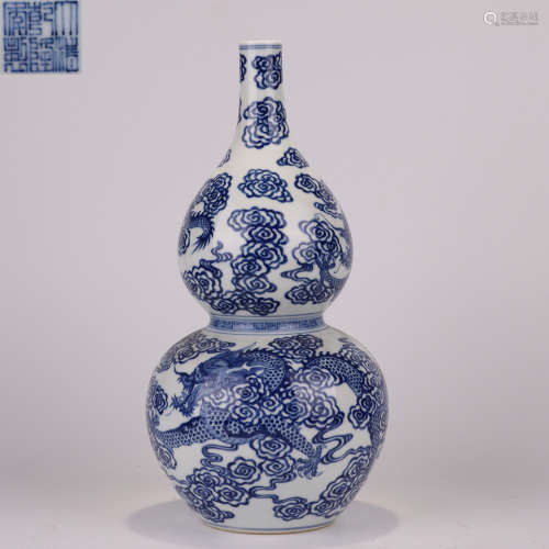 Qing Dynasty Blue and White Dragon-patterned Gourd Vase