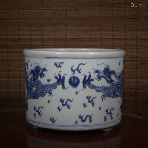 A blue and white 'dragon' pen container