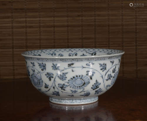 A blue and white 'floral' bowl