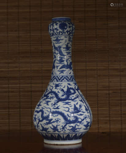 A blue and white 'dragon' garlic-head vase