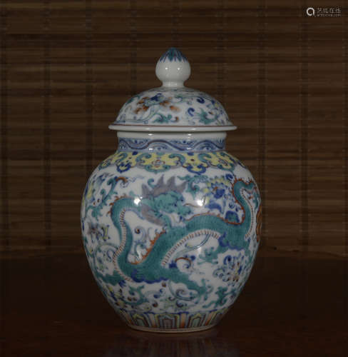 A Dou cai 'dragon' jar and cover