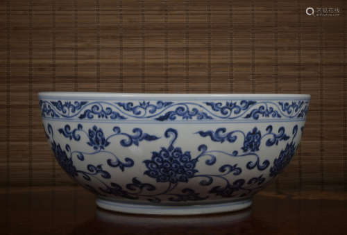 A blue and white 'floral' bowl