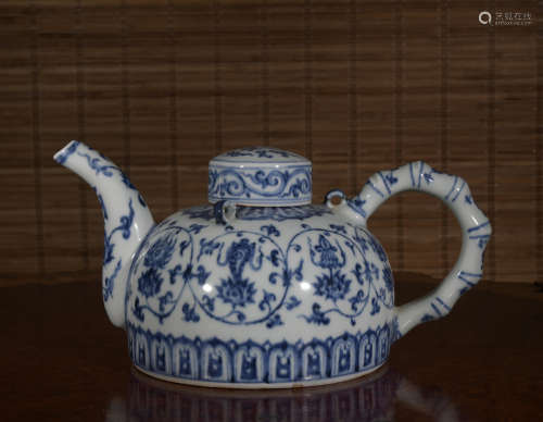 A blue and white 'floral' pot