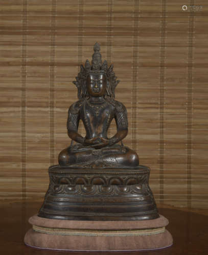 A bronze statue of Measureless life Buddha