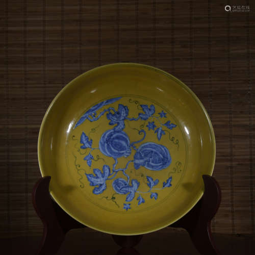 A yellow ground blue and white 'floral' dish