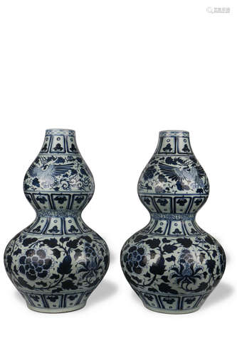 A Pair of Blue-and-white Gourd-shaped Vases