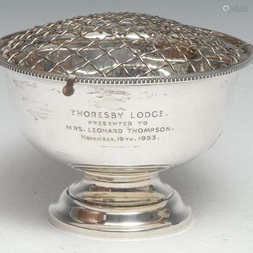 Un bol à rosace sur pied en argent George V, 14,5 cm de diam...