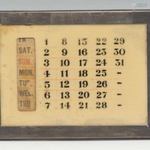 Un calendrier de bureau rectangulaire à chevalet en argent G...