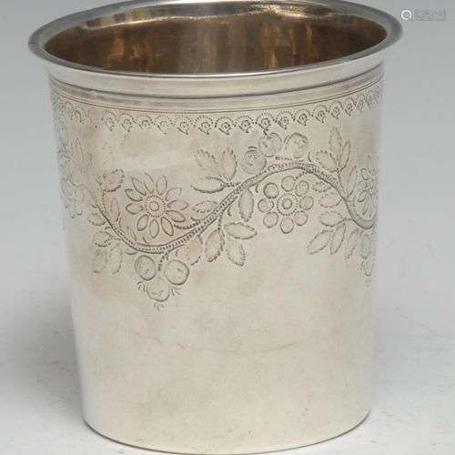 Un gobelet cylindrique en argent du 19ème siècle, gravure de...