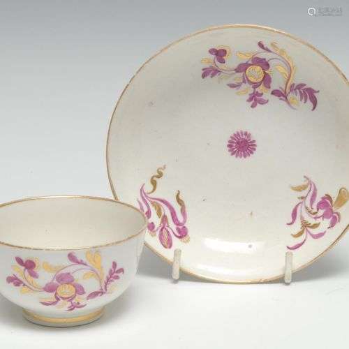 Un bol à thé et une soucoupe de Worcester, peints avec des f...