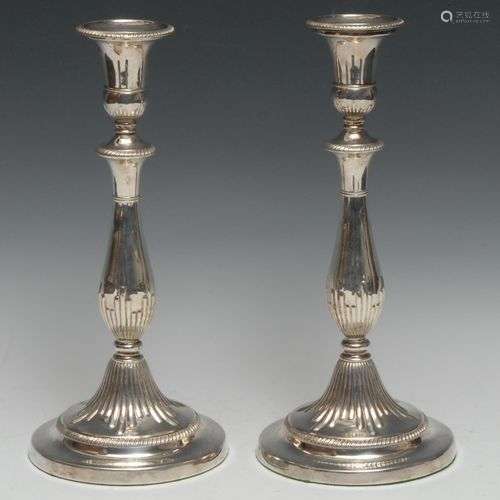 Matthew Boulton - une paire de chandeliers de table en argen...