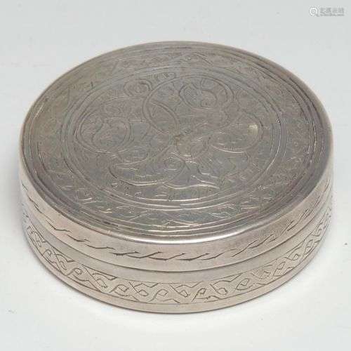 Une boîte circulaire égyptienne en argent et son couvercle, ...