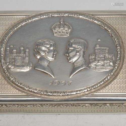 Une tabatière rectangulaire arrondie en argent George VI, co...