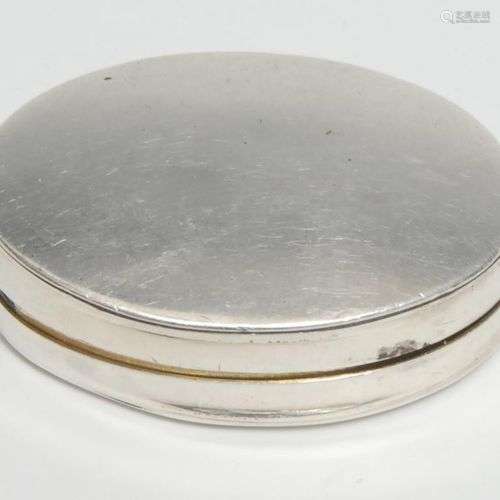 Une vinaigrette ovale en argent George III, assez simple, le...