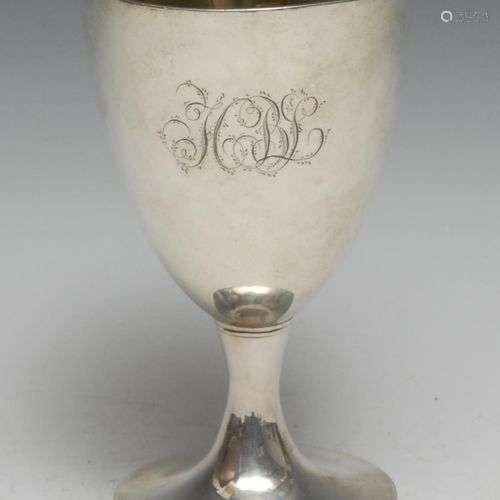 Un gobelet à piédestal en argent de George III, bol hémi-ovo...