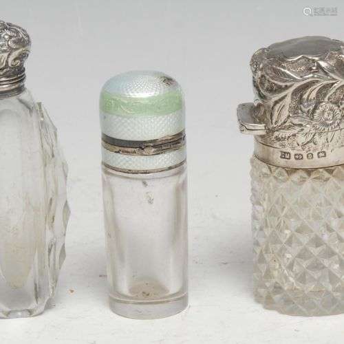 Flacon cylindrique de parfumerie victorien en verre taillé e...