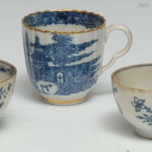 Un bol à thé Lowestoft, décoré d'un motif imprimé en bleu so...