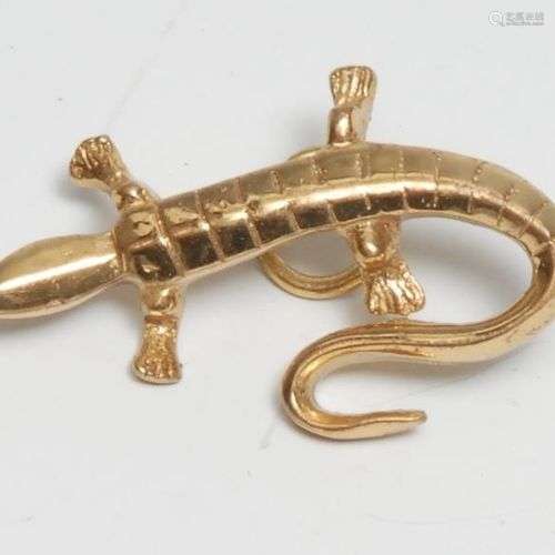 Une épingle à pince Salamandre en métal doré du 20e siècle, ...