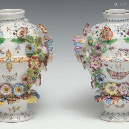 Paire de vases à volute en forme de balustre inversé, peints...