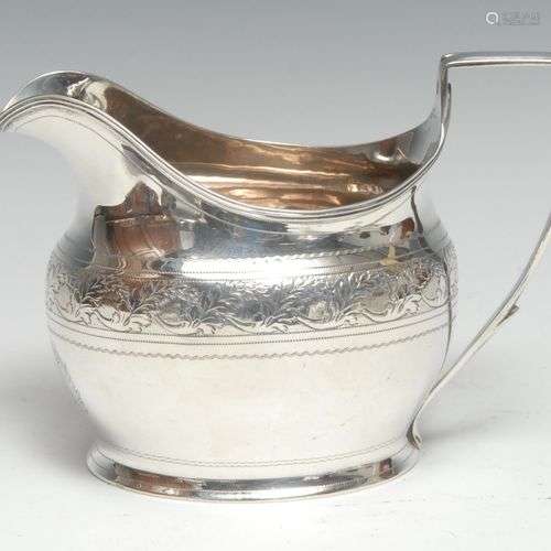 Un pot à crème en forme de bateau en argent George III, grav...
