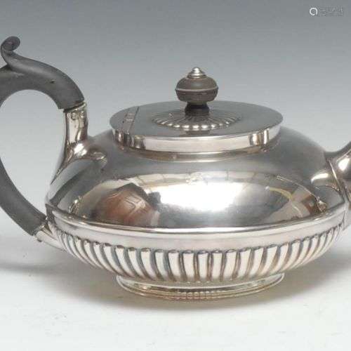 Service à thé en argent composé de George IV et du début de ...