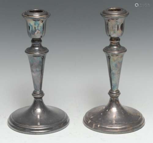 Paire de chandeliers de table en argent Elizabeth II, appliq...