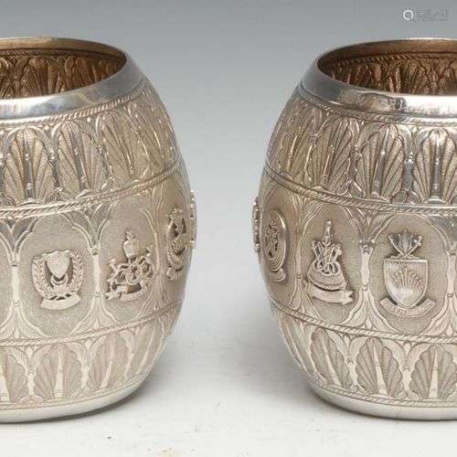 Une paire de mugs de présentation ovoïdes en argent de Malai...