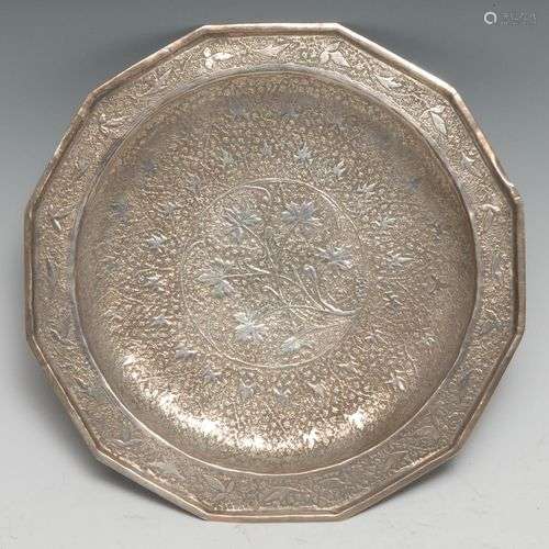 Un plat persan en argent, ciselé de feuillage dense, 18 cm d...