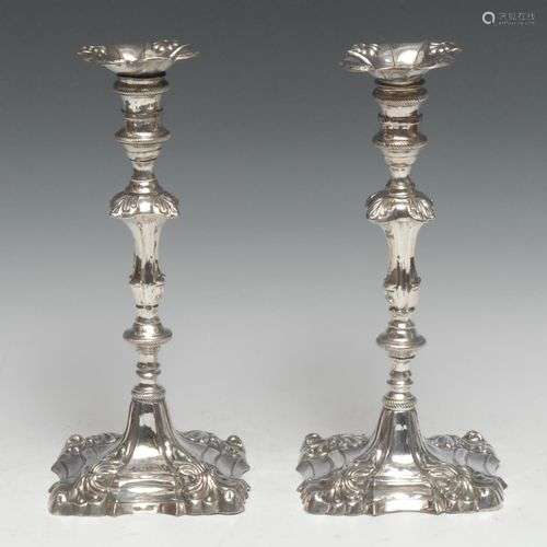 Une paire de chandeliers russes en argent, de conception du ...
