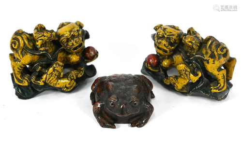 A Chinese toad Yixing tea pet and pair of soapstone