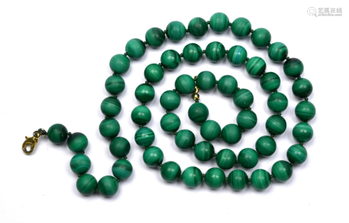A single row of uniform malachite beads