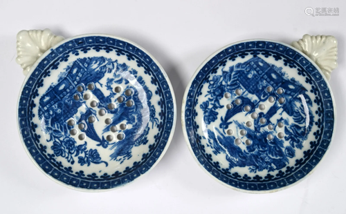 A pair of First Period Worcester blue and white