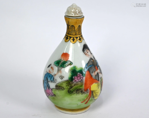 A Chinese polychrome snuff bottle with Qianlong mark,