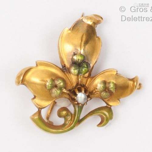 Broche « Feuille » en or jaune émaillé vert, ornée d’une per...