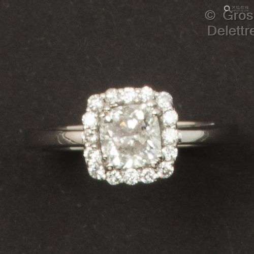 Bague « Solitaire » en or gris, ornée d’un diamant de forme ...